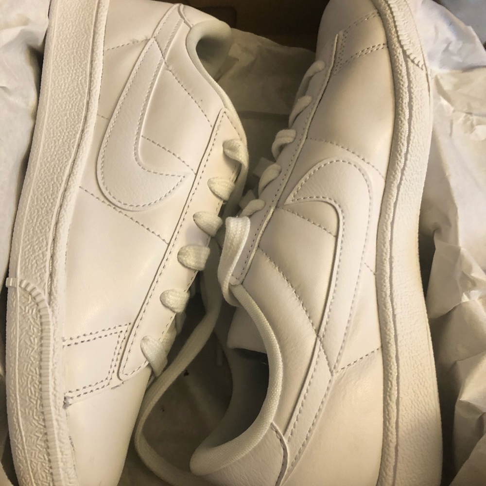 Nike all white tennis shoes style